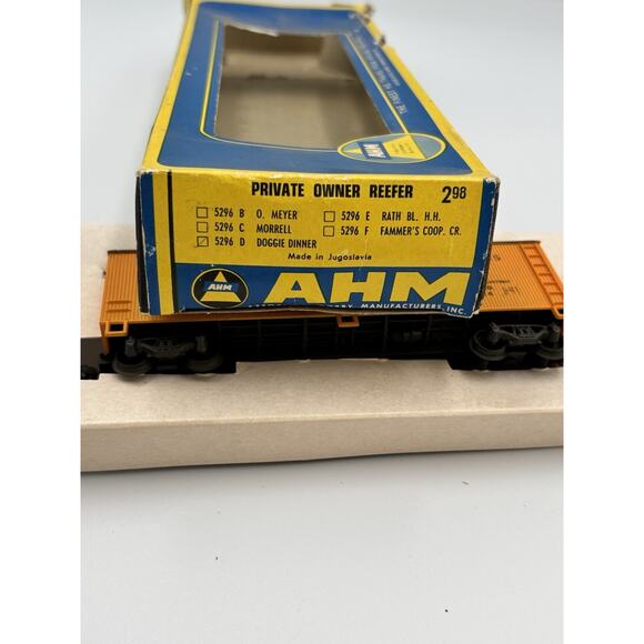 AHM HO Scale Doggie Dinner GARE 60224 Refrigerator Train Reefer Car 5296D READ - Picture 2 of 6